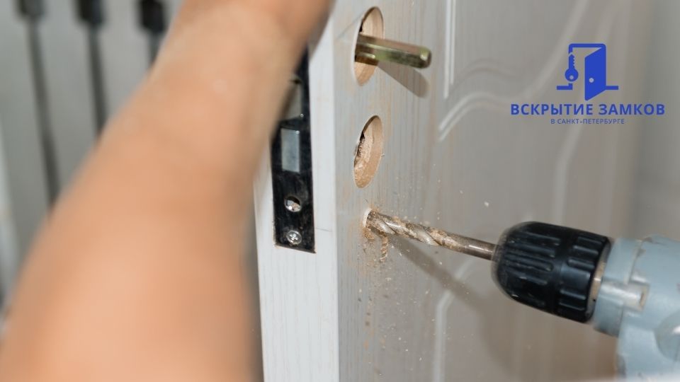 Текущий ремонт двери. Смена дверных приборов: петли. Сломалась ручка входной двери. Замена замка в пластиковой входной двери. Замена стекла в межкомнатной двери.